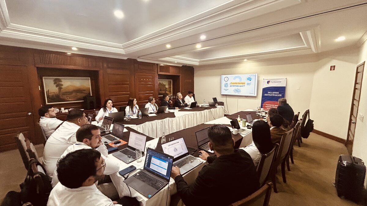Participantes trabajando en vivo con laptop en mano